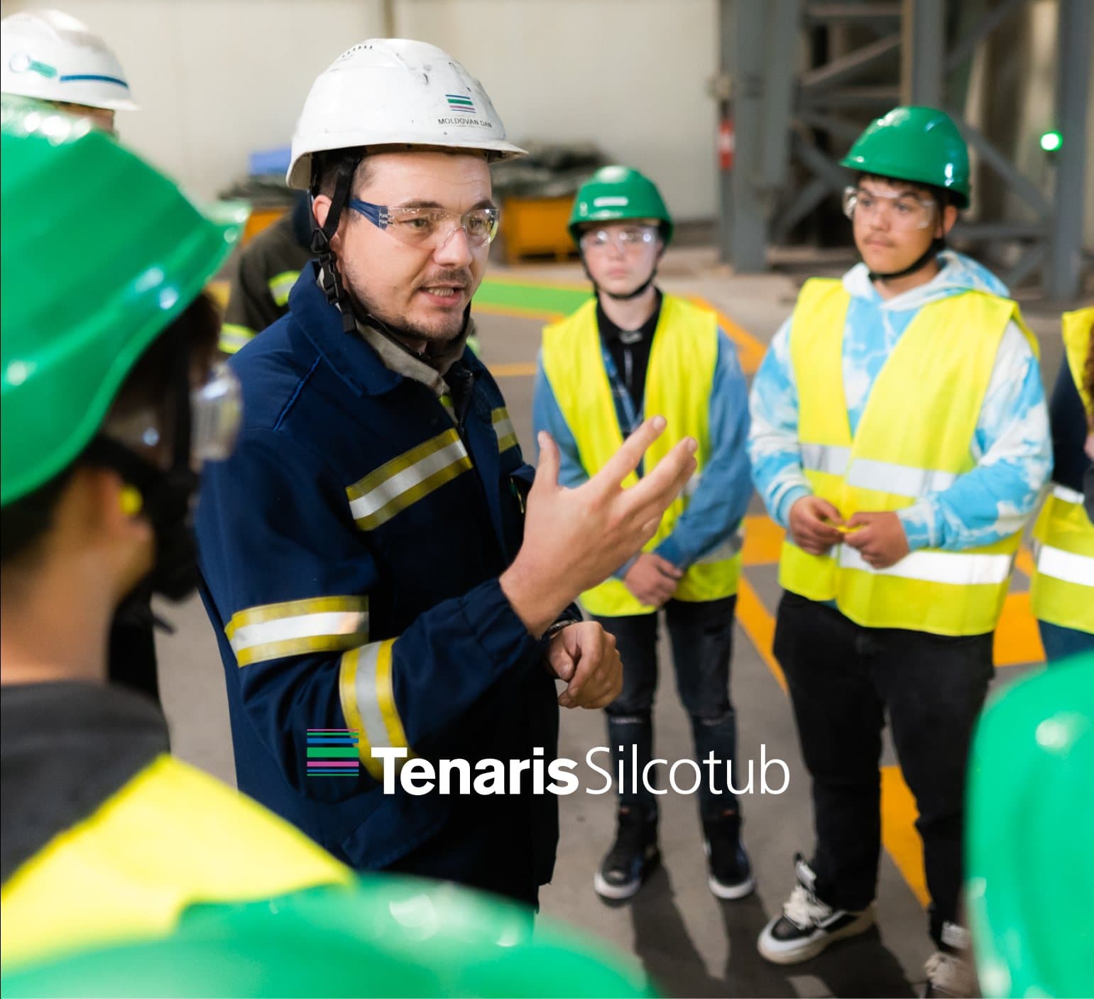 Inginer TenarisSilcotub discutând cu elevi într-o hală de producție