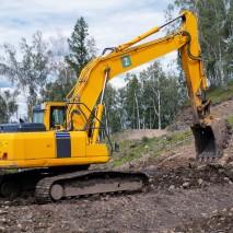 Un șanț săpat foarte adânc cu un excavator