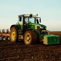 Un teren agricol arat cu un tractor