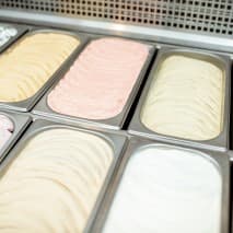 Montează sisteme de racire industrială într-o fabrică de inghețată