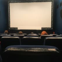 Montarea unui ecran de proiecție intr-un cinematograf